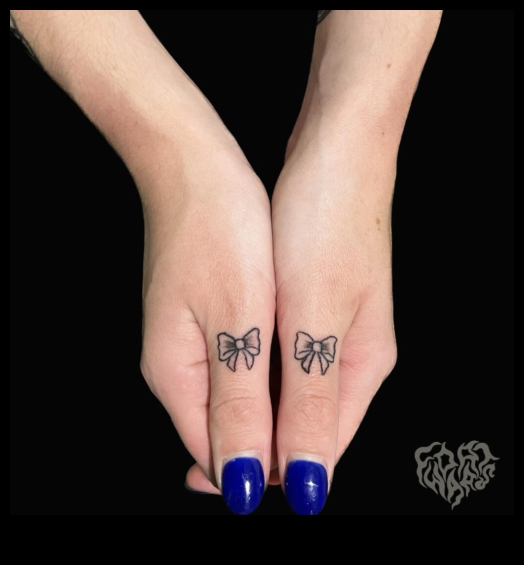 سيمفونية الحبر: الانسجام في تصاميم وشم المعصم الصغيرة