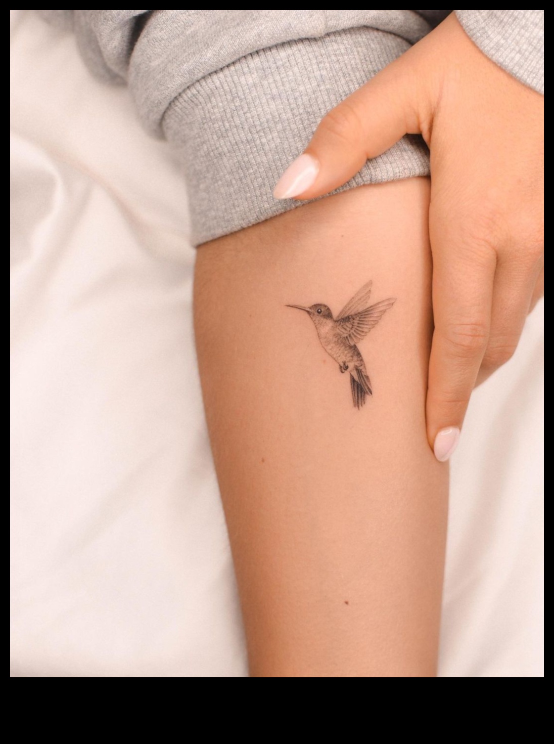 سيمفونية الحبر: الانسجام في تصاميم وشم المعصم الصغيرة