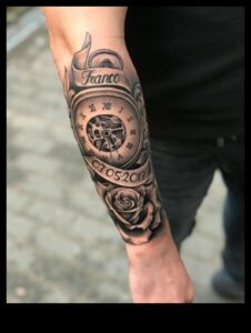 سيمفونية الحبر: الانسجام في تصاميم وشم المعصم الصغيرة