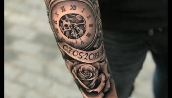 سيمفونية الحبر: الانسجام في تصاميم وشم المعصم الصغيرة