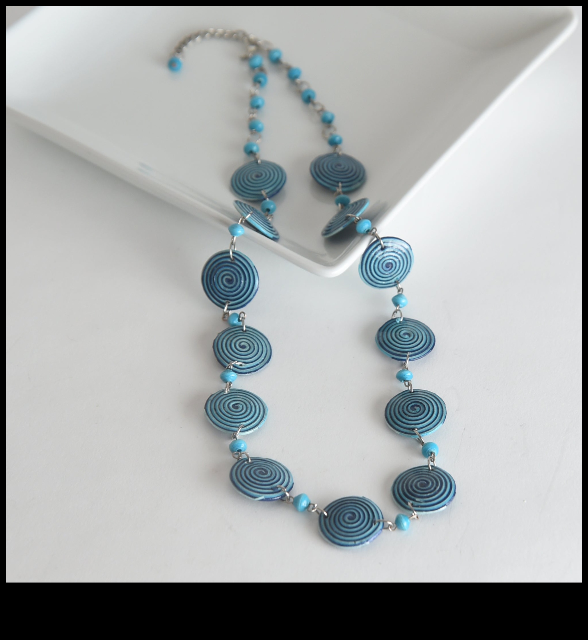 زهور غريبة الأطوار: حلزونية في الأناقة مع قلاداتنا الرائعة