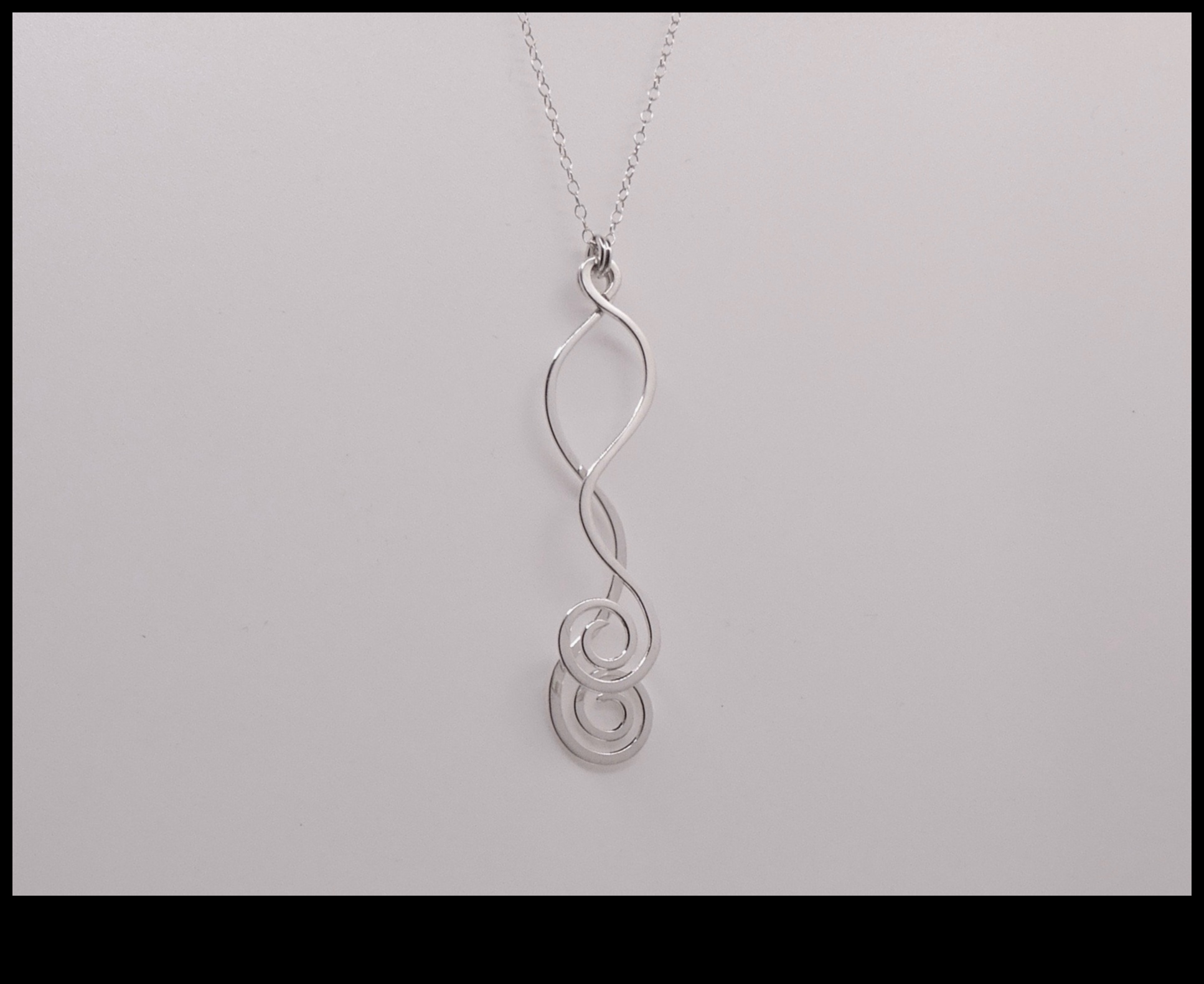 زهور غريبة الأطوار: حلزونية في الأناقة مع قلاداتنا الرائعة