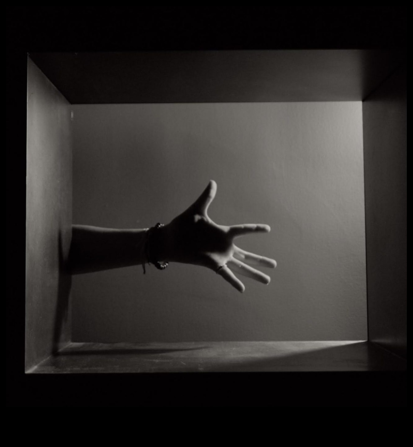 همسات الحبر: الأسرار التي تم الكشف عنها في راحة يدك الفنية الجريئة