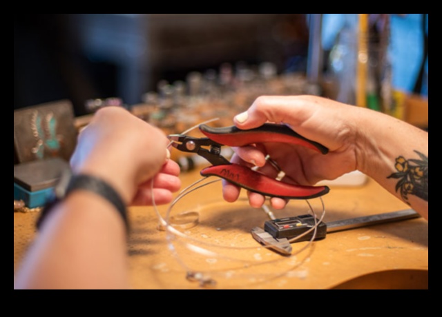 من الخرز إلى الحلي: صناعة المجوهرات DIY للمبتدئين