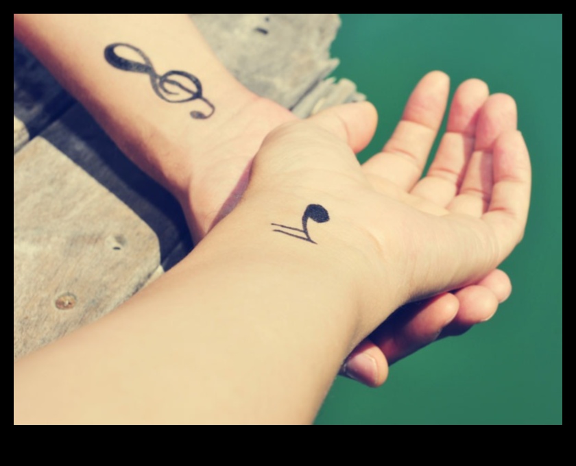 العناق الأبدي: وشم الزوجين للحب مدى الحياة